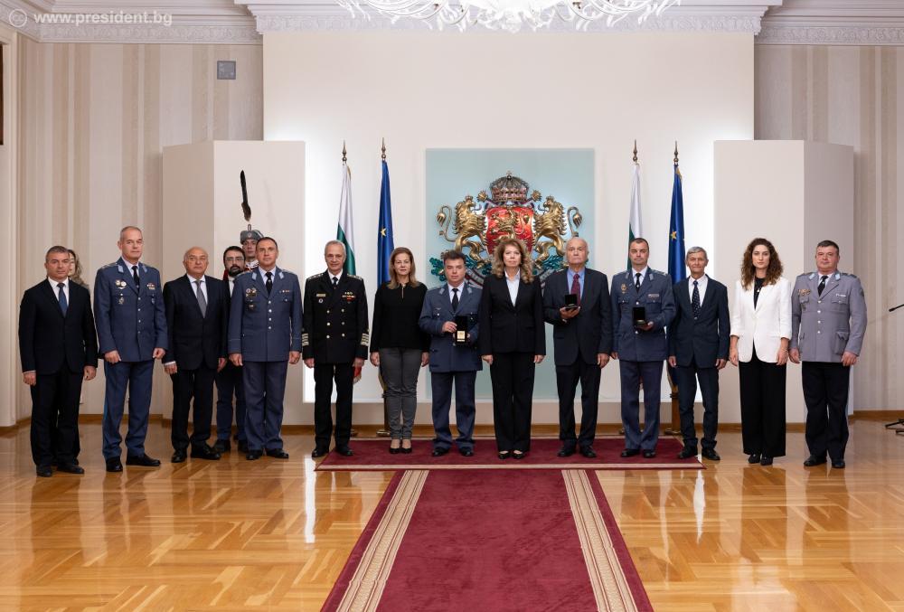 Държавният глава удостои български офицери от Военновъздушните сили с Почетния знак на президента