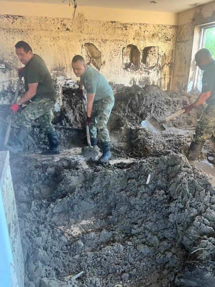 Военнослужещи от Сухопътните войски възстановяват наводненото село Струмяни
