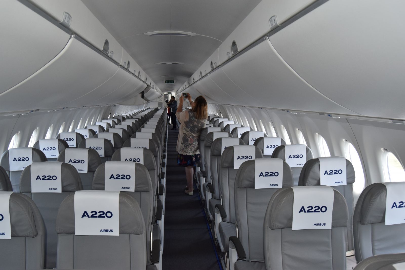 ГОРЕЩО: Христо Тодоров, изп. директор на а/к „България Еър“: Заменяме Embraer E190 и A319 по редовните си линии с Airbus A220-300 (ГАЛЕРИЯ)