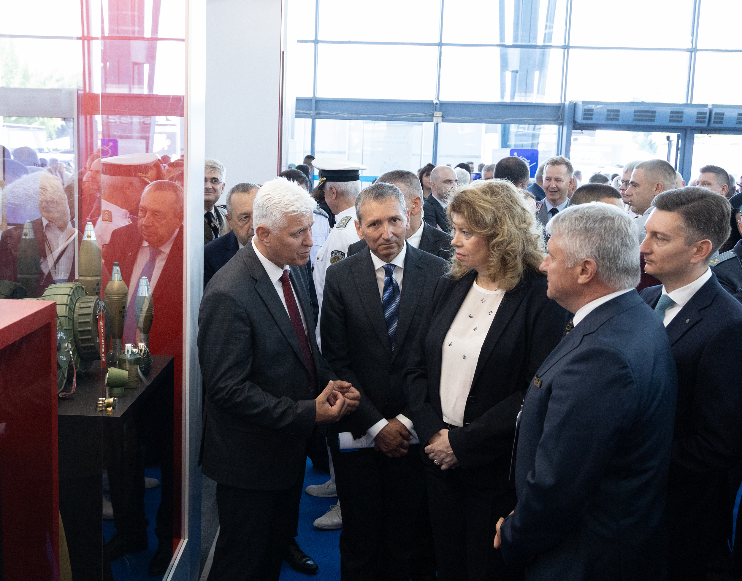 Президентът Йотова: Разходите за отбрана означават внедряване на иновации и инвестиции в нови производства и работни места (ГАЛЕРИЯ)